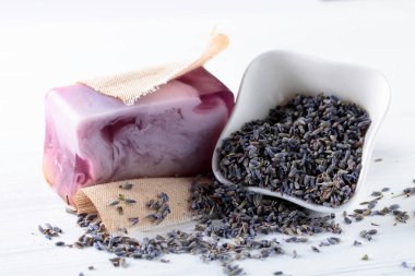 Eflatun Beyaz ahşap backgr üzerinde doğal organik sabun