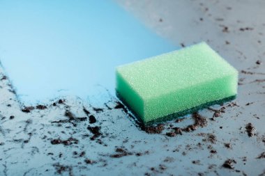 Kirli cam ve bir sünger .