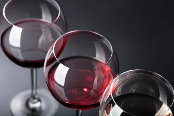 ピンク、赤と白ワインのグラス . — ストック写真