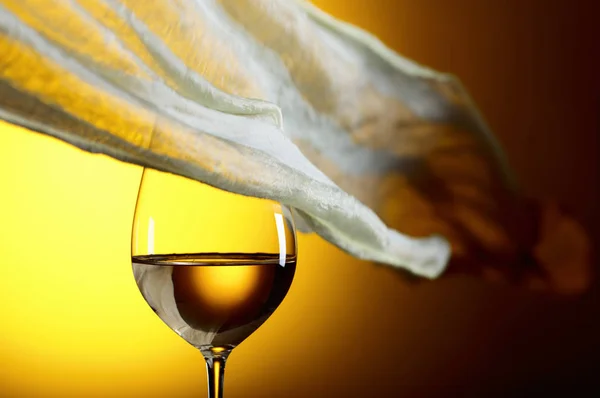 Sklenka bílého vína na žlutém podkladu. — Stock fotografie