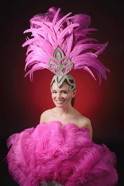 Schönes Mädchen im Karnevalskostüm mit Strass und rosa Fea — Stockfoto