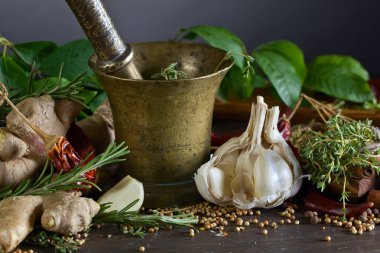 Farklı otlar ve baharatlar ahşap bir masa üzerinde . 