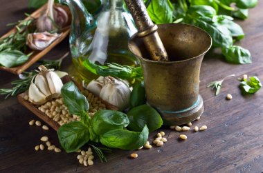 Ahşap bir masaya pesto yapmak için malzemeler .