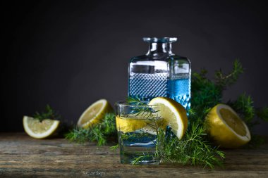 Kokteyl mavi cin, tonik ve limon ile .