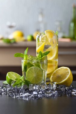 Limon ve nane kokteyli.