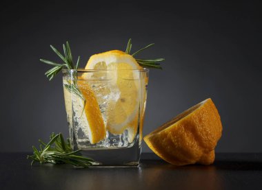 cin-tonik, limon ve biberiye ile .