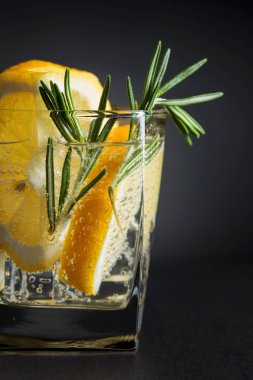 cin-tonik, limon ve biberiye ile .