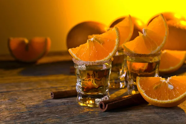 Tequila de ouro com laranja e canela  . — Fotografia de Stock