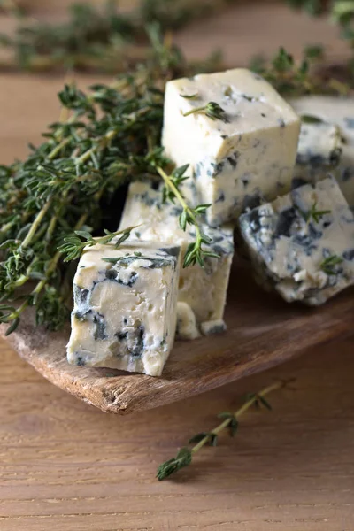 Queijo azul em uma mesa de madeira  . — Fotografia de Stock