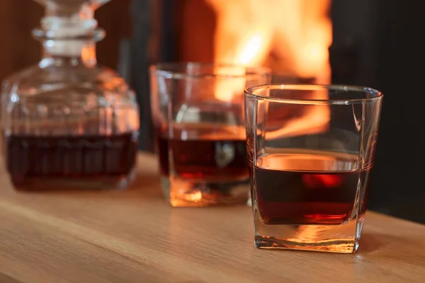 Vaso de licor duro frente a la chimenea . —  Fotos de Stock