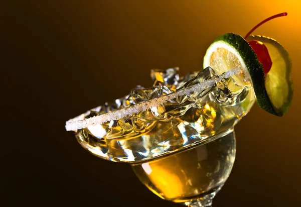Cocktail alcoolisé à la cerise et au citron vert . — Photo