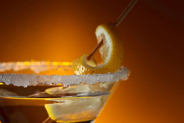 Glas av martini med citron — Stockfoto