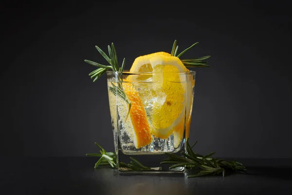 Gin tonic, citrom és rozmaring . — Stock Fotó
