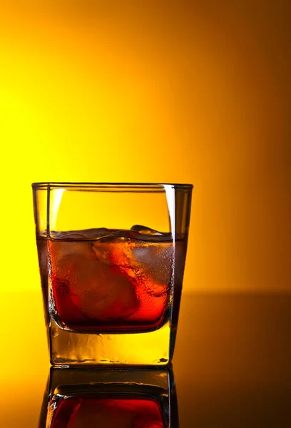 Whiskey con ghiaccio, copia lo spazio per il testo — Foto Stock