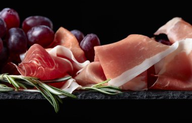 Prosciutto üzüm ve biberiye ile .