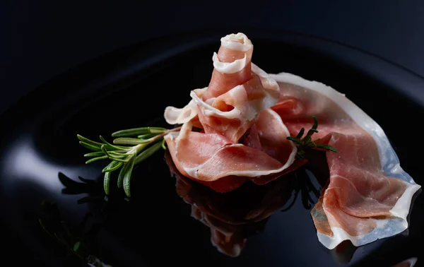 Prosciutto con rosmarino . — Foto Stock