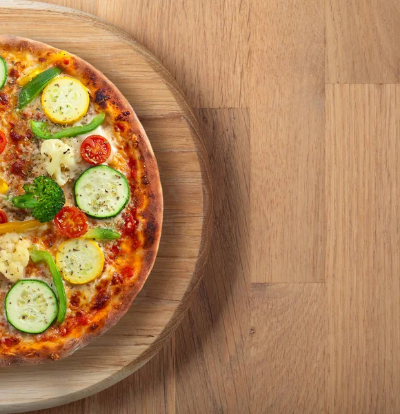 Pizza fresca con verduras en una tabla de madera  . —  Fotos de Stock