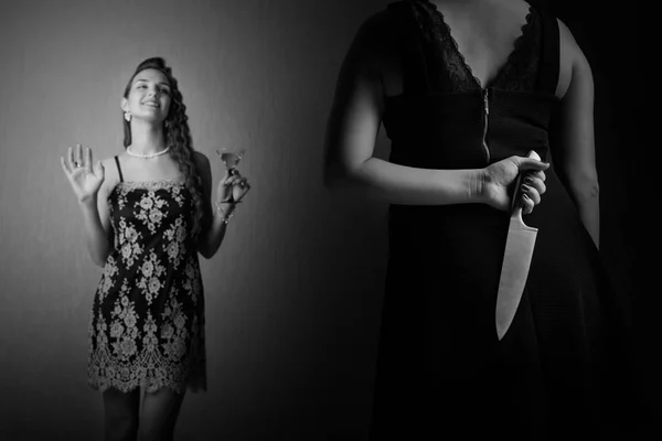 Mujer insidiosa con un cuchillo en la mano y su rival . — Foto de Stock