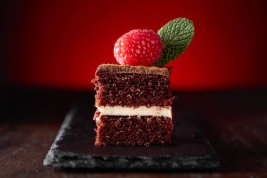 Çikolatalı kek ahududu ile closeup .