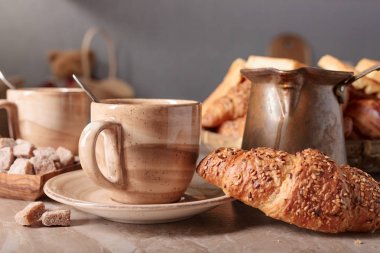 Koyu kahve ve taze hamur işleriyle kahvaltı..