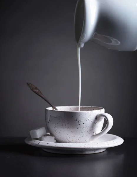 Xícara de café com leite no fundo escuro . — Fotografia de Stock