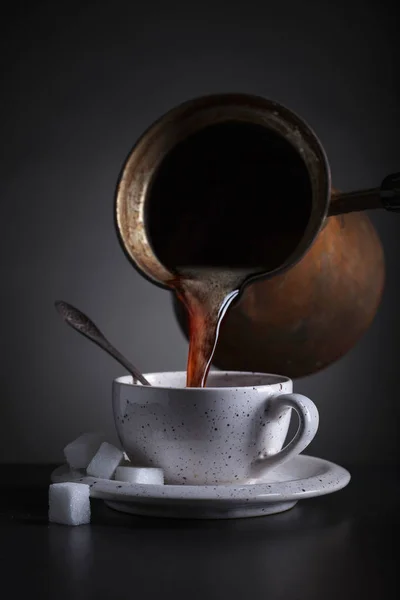 Caffè nero caldo versato dalla caffettiera in una tazza  . — Foto Stock