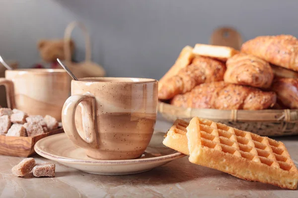 검은 커피와 신선 한 빵으로 아침 식사를 하는 모습. — 스톡 사진