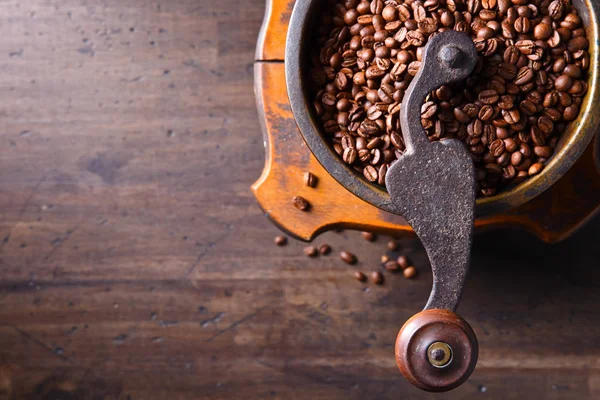 Alte Kaffeemühle und geröstete Kaffeebohnen. — Stockfoto