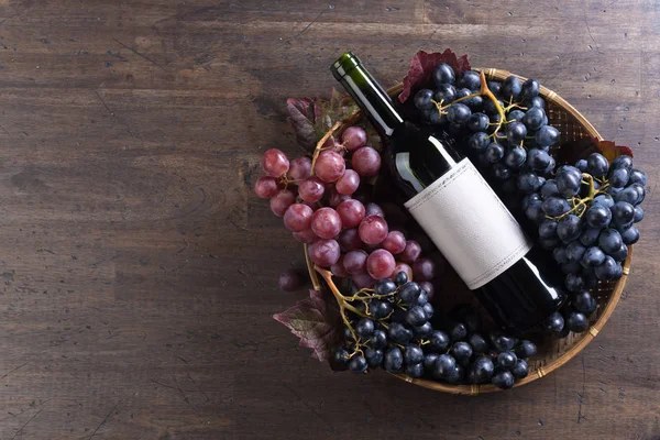 Uvas y vino tinto . —  Fotos de Stock