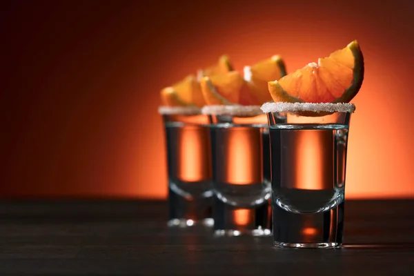 Glasses of alcoholic drink with orange slices, garnished with su — Stock Photo, Image