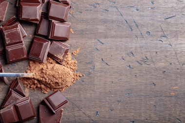 Kırık çikolata parçaları ve kakao tozu .