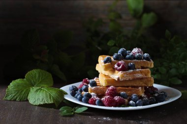 Ahududu ve yaban mersini ile lezzetli tatlı waffle  .