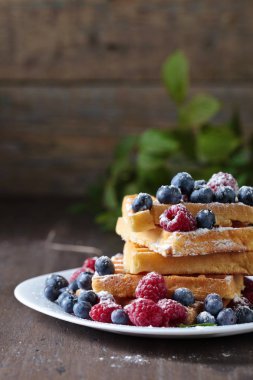 Ahududu ve yaban mersini ile gözleme .