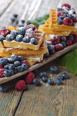  Ahududu ve yaban mersini ile lezzetli tatlı waffle .