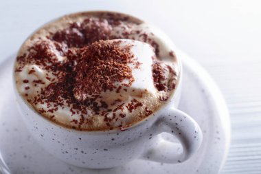 Sıcak çikolata ve çikolata parçaları ile serpilir hatmi.