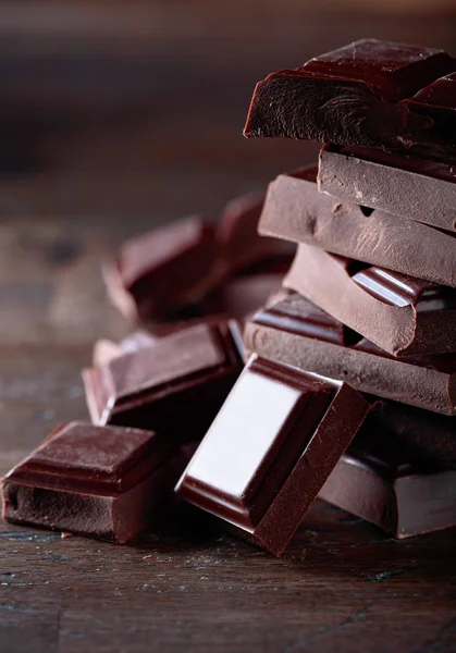 Pezzi di cioccolato nero rotti . — Foto Stock