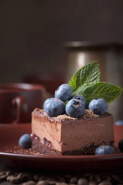 Chokladkaka med blåbär och mynta . — Stockfoto