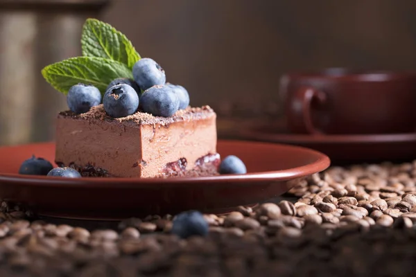 Chokladkaka med blåbär och mynta . — Stockfoto