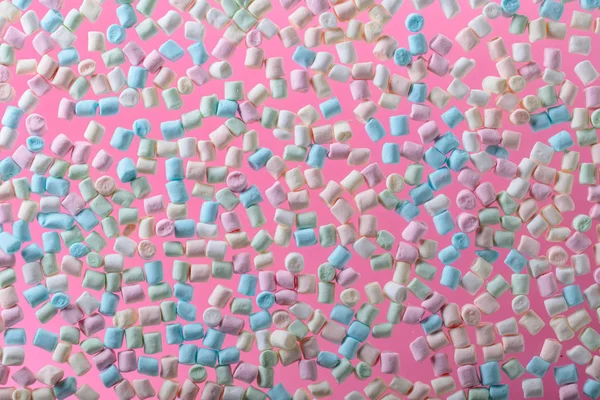 Marshmallows em fundo rosa . — Fotografia de Stock