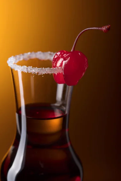 Alkoholgeschichteter Shot-Cocktail garniert mit Kirsche . — Stockfoto