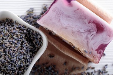 Eflatun Beyaz ahşap backgr üzerinde doğal organik sabun