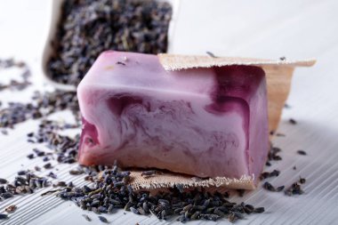 Eflatun Beyaz ahşap backgr üzerinde doğal organik sabun