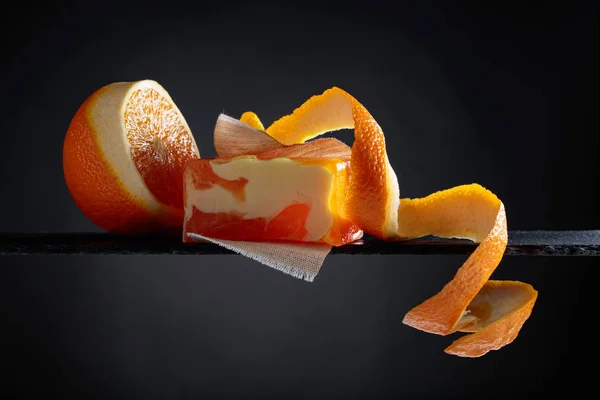 Přírodní organické mýdlo s pomerančem na černém pozadí. — Stock fotografie
