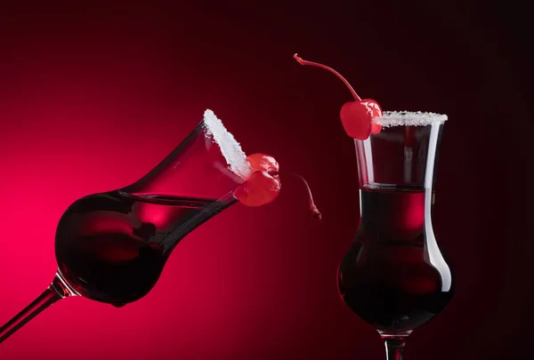 Alkoholgeschichteter Shot-Cocktail garniert mit Kirsche und Zucker. — Stockfoto