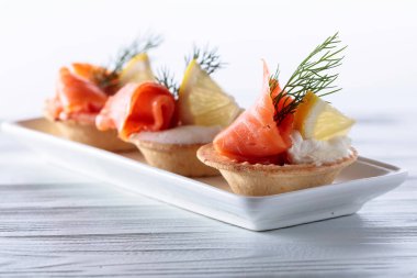 Somon tartlets.