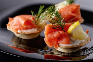 Somon tartlets.