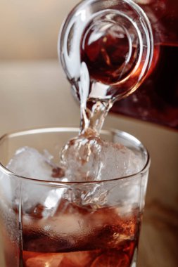 Viski bir sürahi bir cam içine dökülür .