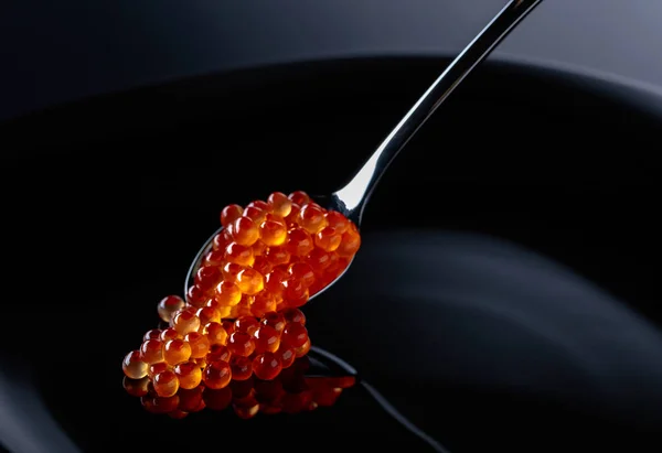 Caviar vermelho na colher . — Fotografia de Stock