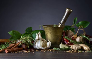 Farklı otlar ve baharatlar ahşap bir masa üzerinde . 