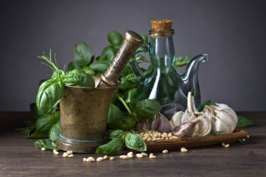  Baharatlar, petrol ve otlar eski pirinç havan topu .